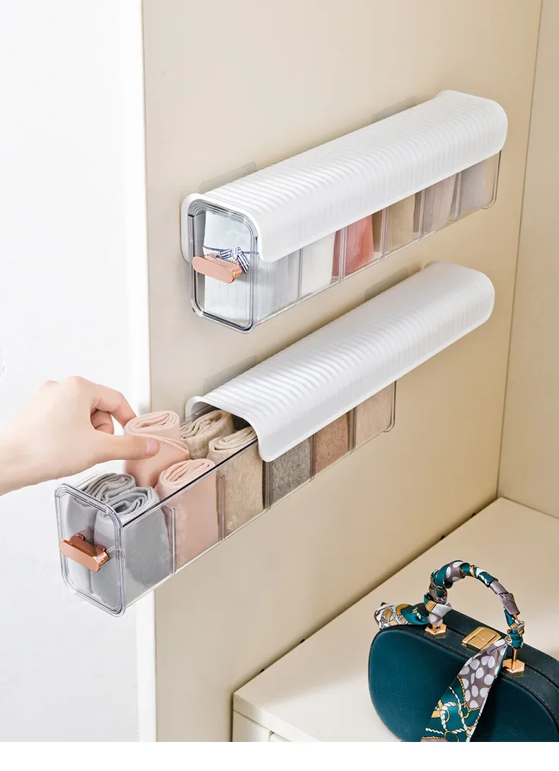 Dos cajones pegados en la pared del closet