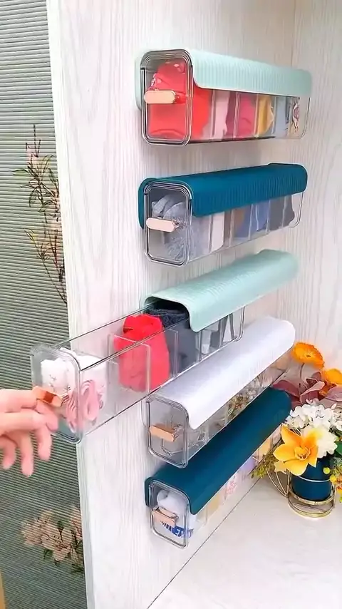 Una puerta, varios cajones: todo a la vista y en su sitio.